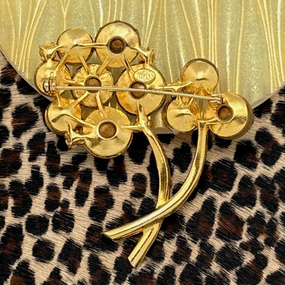 VINTAGE 1960s WEISS Goldtone Olive Green AB Rivoli Rhinestone Flower Sprig Pin - Picture 2 of 2